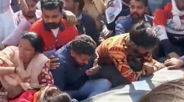 युवक का शव लेकर अमृतसर-दिल्ली हाईवे जाम करने पहुंचे लोगों पर पुलिस ने किया लाठी चार्ज