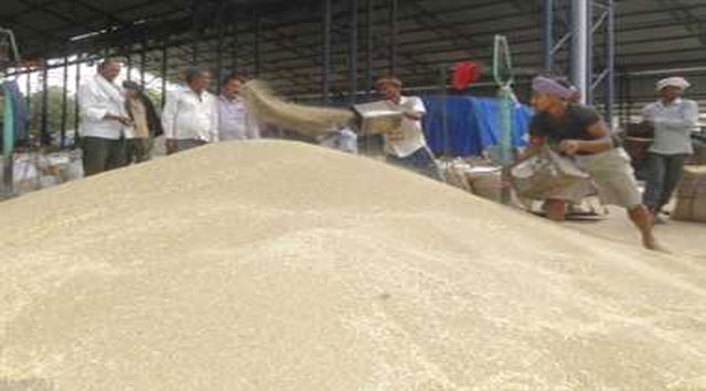 घंटो लाइन में खड़े होने को मजबूर किसान