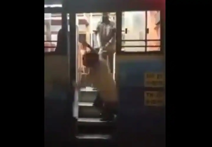 तमिलनाडु में चलती बस से कंडक्टर ने सवारी को फेंका