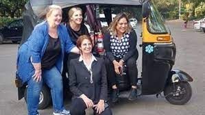 दिल्ली की सड़कों पर ऑटो चला रहीं हैं चार अमेरिकी महिला राजनयिक