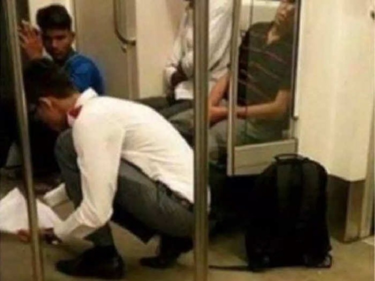 टिफिन गिरने से गंदा हो गया मेट्रो ट्रेन का फर्श, लड़के ने रूमाल से की सफाई… इंटरनेट पर हो रही वाहवाही