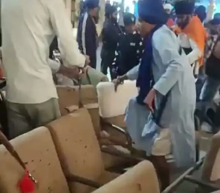 जालंधर : गुरुघर में कुर्सी-सोफों पर भड़के अमृतपाल:समर्थकों ने तेजधार हथियारों से तोड़कर आग लगाई