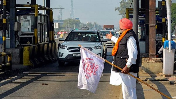 Farmer Protest : मांगों को लेकर पंजाब के सभी टोल प्लाजाओं पर जुटे किसान, बोले- मान सरकार नहीं सुन रही उनकी बात