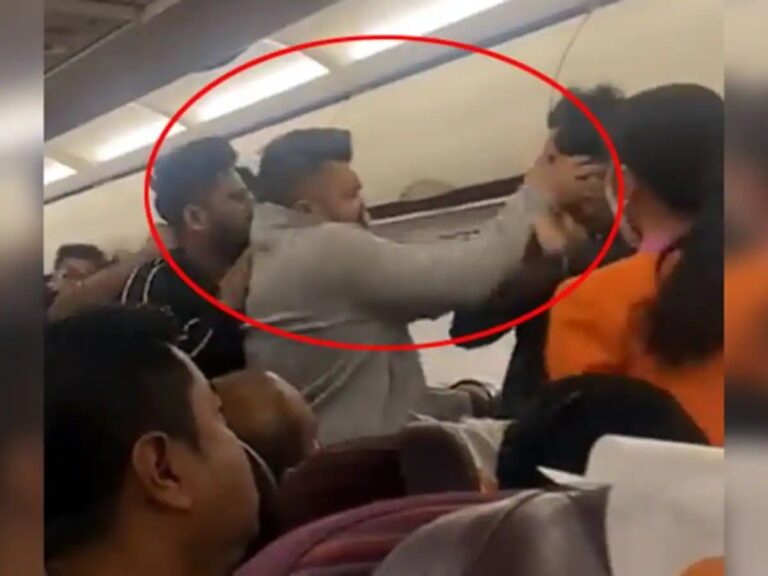 उड़ती फ्लाइट में फाइट, जमकर चले मुक्के, गालियों व थप्पड़ों की बरसात