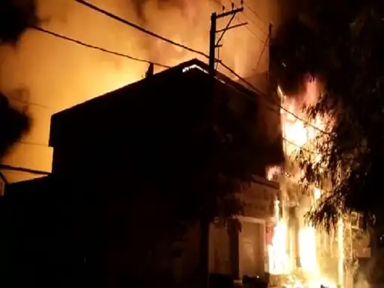 अमृतसर में फर्नीचर शॉप में लगी आग : केमिकल में धमाके से दुकान मालिक समेत 5 झुलसे, करोड़ों का माल जलकर राख