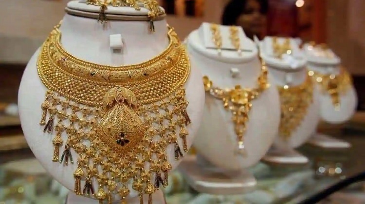 Gold Silver Price Today: सोना 38 रुपये मजबूत हुआ, चांदी में 328 रुपए की गिरावट दर्ज की गई