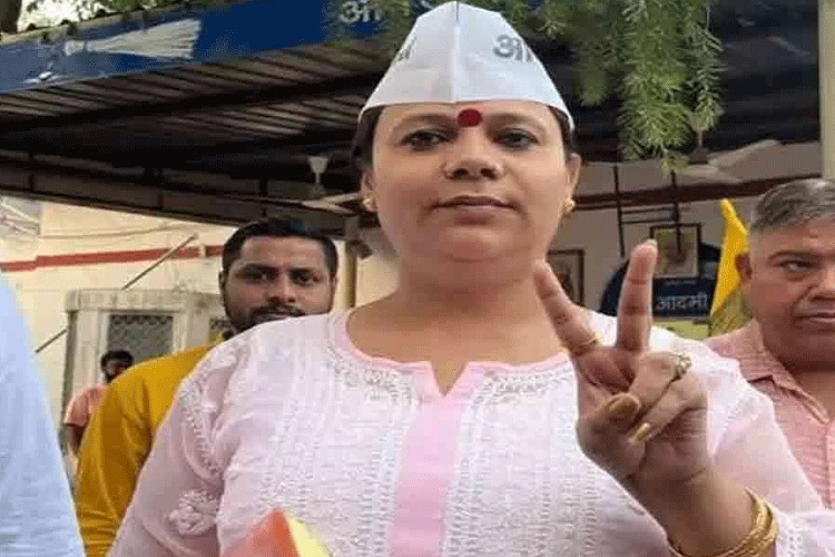 MCD ELECTION : आम आदमी पार्टी के पहले ट्रांसजेंडर उम्मीदवार बॉबी किन्नर ने दरज की बढी जीत