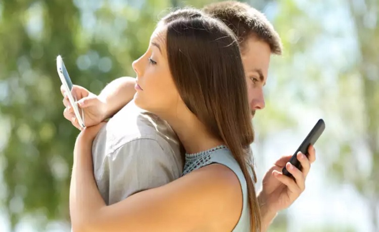 10 में से 8 विवाहित भारतीय मानते हैं कि रिश्तों को नुकसान पहुंचा रहा स्मार्टफोन