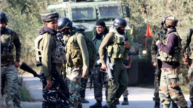 सुबह होते ही मार गिराए 3 आतंकी, ट्रक में छिपकर आए थे