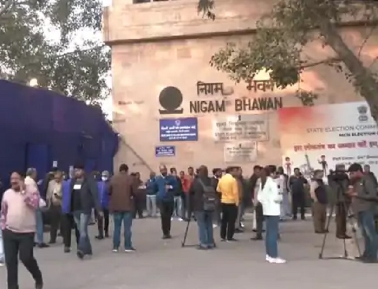 77 सीटों पर आगे चल रही आप, 56 जीती; BJP को 46 पर जीत, कांग्रेस का सफाया तय