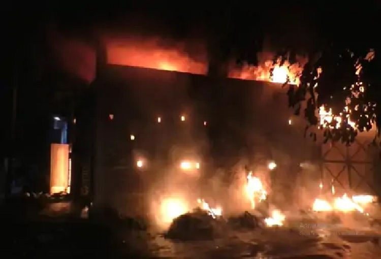 लुधियाना में कबाड़ के गोदाम में लगी आग, लाखों का हुआ नुकसान