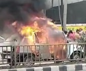 …जब चलती कार उगलने लगी आग