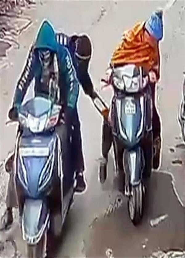 महिला ने दिखाई बहादुरी, Activa पर लुटेरे का पीछा