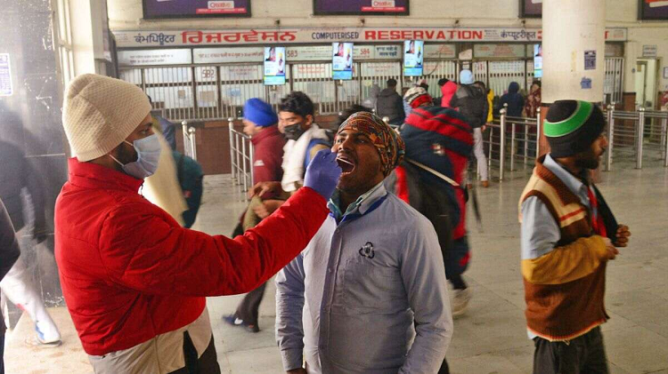 कोरोना को लेकर न बरतें लापरवाही, बढ़ने लगे मामले, 24 घंटों में 1300 फीसदी इजाफा