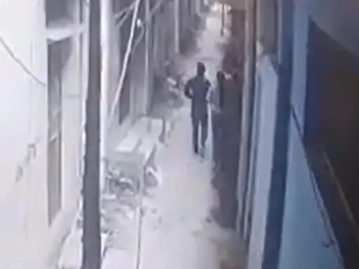 आदर्श नगर में दोस्ती तोड़ने पर चाकू से गोदा ताे पांडव नगर में तेज़ाब फैंकने की धमकी