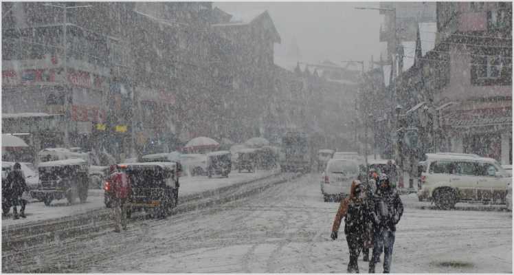 हिमाचल में भारी बर्फबारी : मैदानी इलाकों में बारिश, रास्ते ब्लॉक, सैलानियों के लिए एडवाइजरी जारी