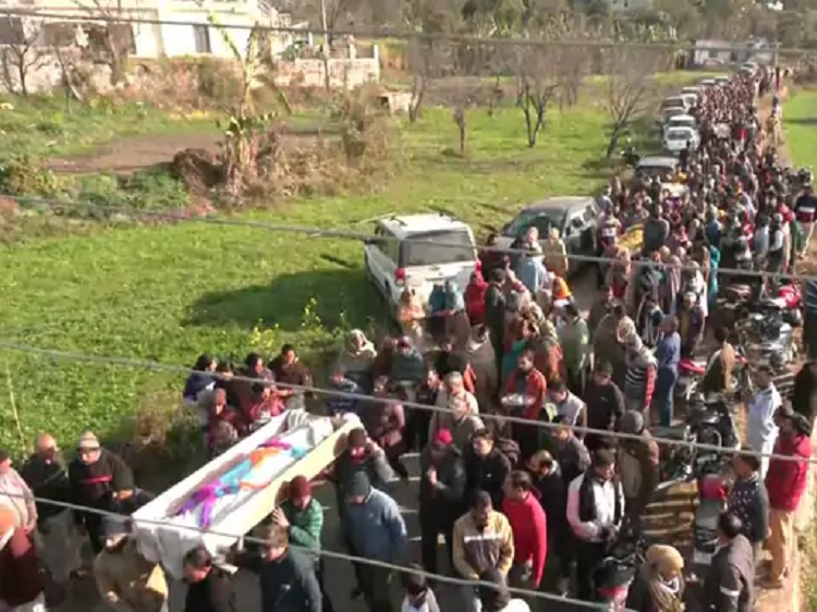 राजौरी में मारे गए हिंदुओं का अंतिम संस्कार, भीड़ उमड़ी : लोगों में पाकिस्तान के खिलाफ गुस्सा, बोले- हमें बंदूकें चाहिए