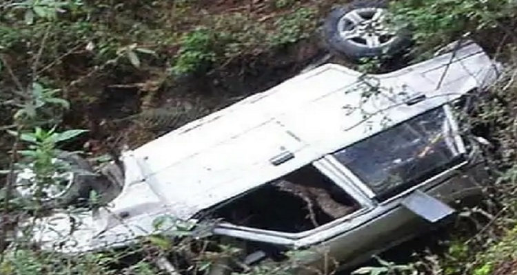 शिमला में खाई में गिरी कार : व्यक्ति गंभीर रूप से घायल, भारी बर्फभारी बनी दुर्घटना का कारण