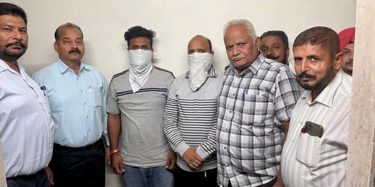 लुधियाना: कत्ल केस से नाम हटवाने को दिए 4 लाख, कोर्ट ने बरी किया तो 4 लाख रिश्वत लेने वाले दो को गिरफतार कराया लुधियाना: कत्ल केस से नाम हटवाने को दिए 4 लाख, कोर्ट ने बरी किया तो 4 लाख रिश्वत लेने वाले दो को गिरफतार कराया