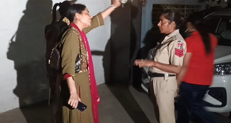 चंडीगढ़: एआईजी की पत्नी ने मोहाली विजिलेंस ऑफिस में किया हंगामा