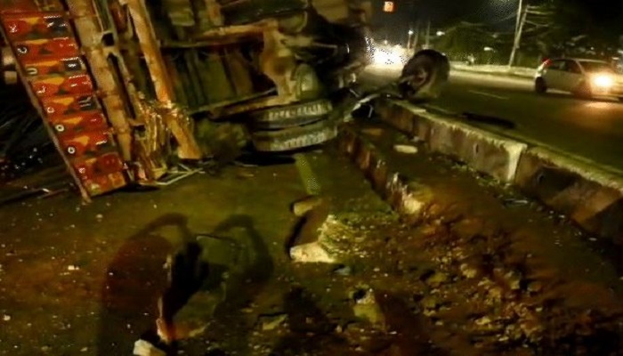 लुधियाना में भयानक हादसा: बाइक सवार के अचानक आगे आने से सरिये से भरा ट्रक पलटा