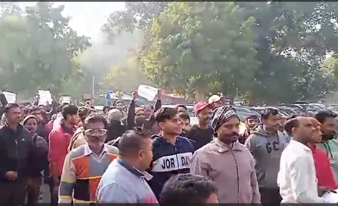 जालंधर: रेहड़ी-फड़ी वालों ने घेरा सीपी ऑफिस, कहा- अगर रेहड़ी नहीं लगाएंगे तो भूखे मर जाएंगे