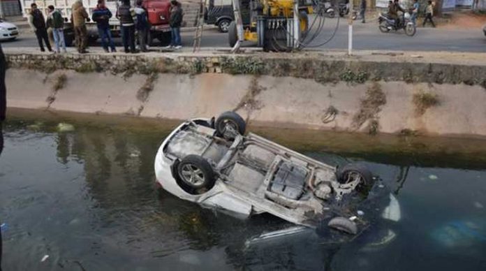 रोपड़ से बड़ी खबर: ड्राइवर की तबीयत बिगड़ने से अनियंत्रित कार तालाब में गिरी, महिला समेत एक की मौत