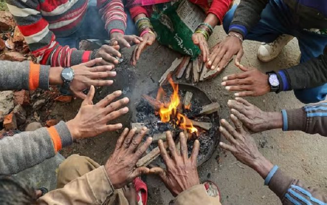 पहाड़ों पर बर्फबारी से पंजाब में गिरा पारा, ठिठुरे लोग; आने वाले दिनों में शीतलहर भी जोर पकड़ेगी