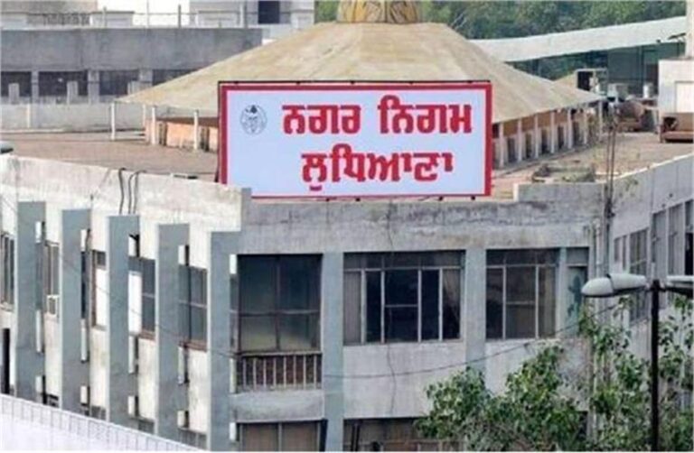 हाथ में अपना Death certificate लेकर कमिश्नर के पास पहुंचा व्यक्ति, मचा हड़कंप