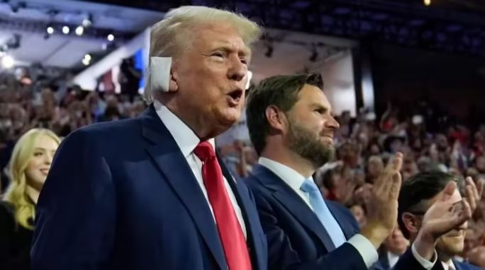 हमले के बाद डोनाल्ड ट्रंप दाहिने कान पर पट्टी बांधे पहुंचे रिपब्लिकन कन्वेंशन; राष्ट्रपति पद के बने उम्मीदवार