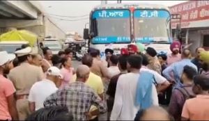लुधियाना में पीआरटीसी चालकों ने लगाया जाम:बस और कार में हुई भिड़ंत, जमकर हुई बहसबाजी, वाहनों की लगी लंबी लाइन