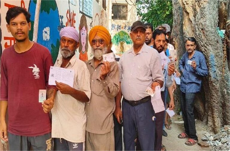 Jalandhar West By Election: जालंधर वेस्ट उपचुनाव के लिए मतदान जारी, लोगों की लगी कतारें