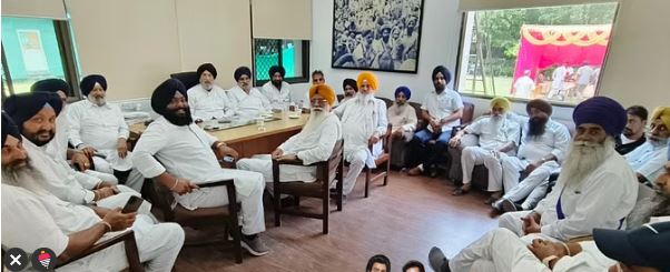 Akali Dal Dispute: बागी नेताओं को पार्टी से बाहर निकालने का प्रस्ताव पास, चंडीगढ़ में पार्टी दफ्तर आने पर रोक
