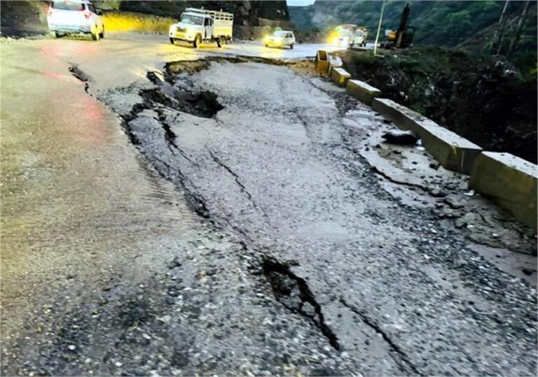 हिमाचल, पंडोह के पास धंसी सड़क, चंडीगढ़-मनाली नैशनल हाईवे के बंद होने का मंडराया खतरा