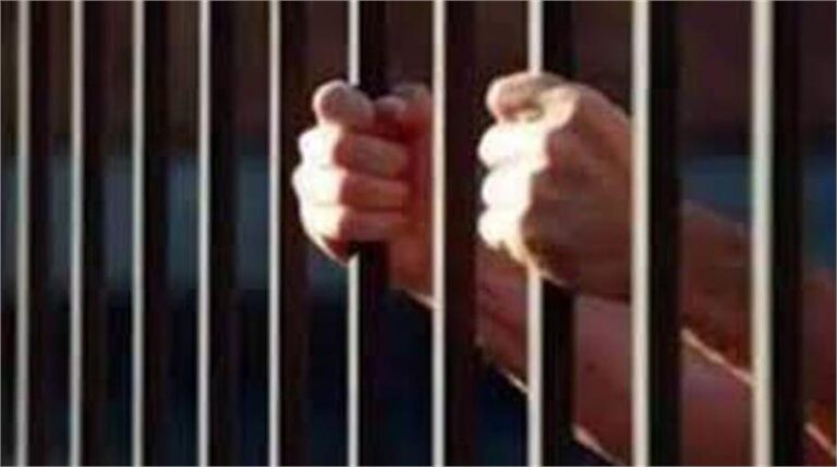 डीड राइटर, स्टांप वेंडर को रिश्वत लेते किया गिरफ्तार