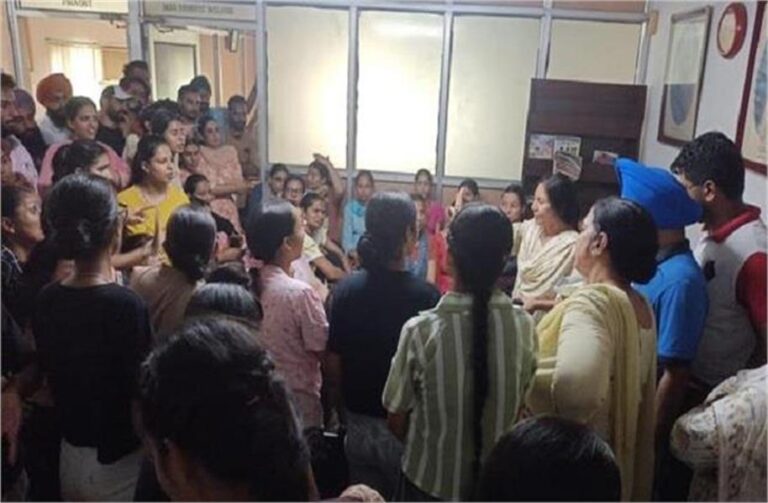 पंजाब की इस मशहूर University में Students में बवाल,  खाने से निकला कीड़ा