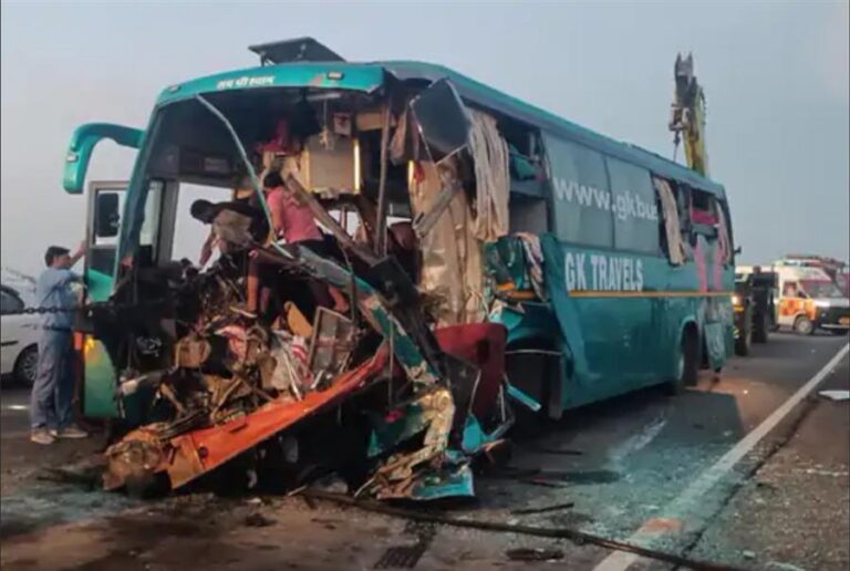 लुधियाना जा रही बस ट्रॉली से टकराई, ड्राइवर की गर्दन कट ट्राले पर जा गिरी