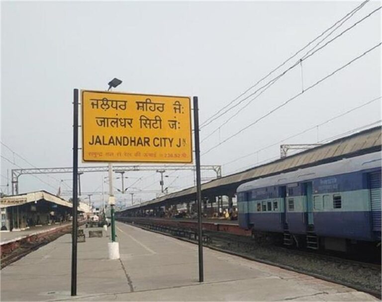 जालंधर रेलवे स्टेशन पर मचा हड़कंप, छापेमारी में बिना बिल के 12 पार्सल कब्जे में 