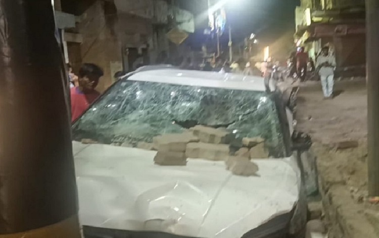 बेकाबू कार ने 3 लोगों को कुचला, गुस्साई भीड़ ने दौड़कर चालक को पकड़ा, फिर बुरी तरह पीटा, कार को भी तोड़ा