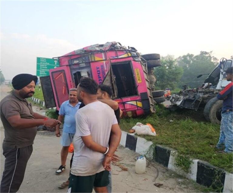 जालंधर बाइपास के बड़ा हादसा : यात्रियों से भरी बस पलटी, एक की मौत, 35 घायल