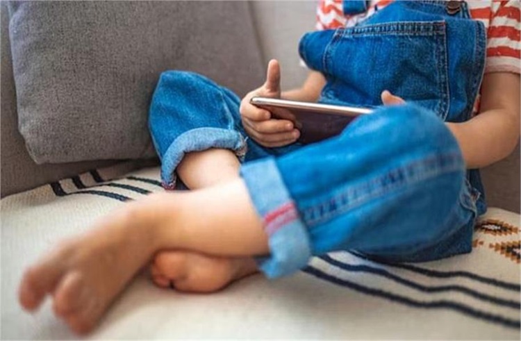सख्त हुई सरकार! अब 18 साल से कम उम्र के बच्चों को Social Media अकाउंट के लिए पैरेंट्स से लेनी होगी मंजूरी