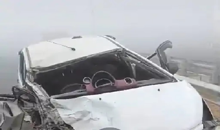 भीषण सड़क हादसा : घने कोहरे कारण कार की ट्रक से जबरदस्त टक्कर, 5 घायल